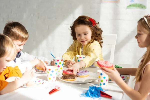 niños comiendo postres